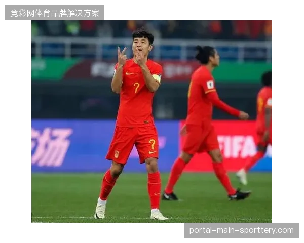 武磊回归国足冲击百场纪录，其无球跑动将是撕开新加坡防线关键